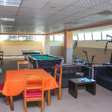 Hotel Vila Aeroport Rinas Екстериор снимка