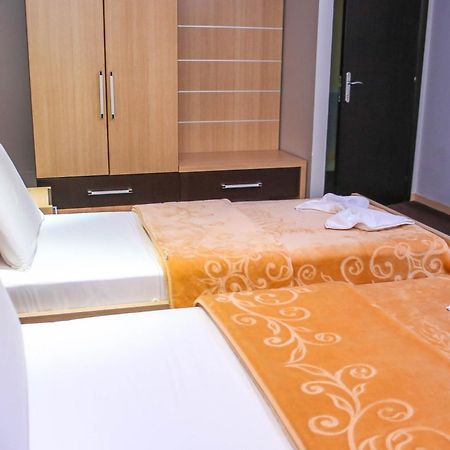 Hotel Vila Aeroport Rinas Екстериор снимка
