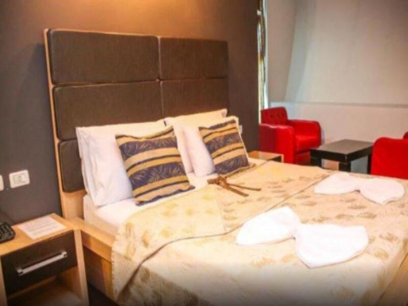 Hotel Vila Aeroport Rinas Екстериор снимка