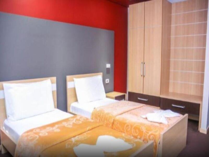 Hotel Vila Aeroport Rinas Екстериор снимка