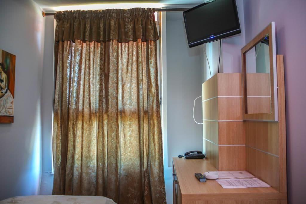 Hotel Vila Aeroport Rinas Екстериор снимка
