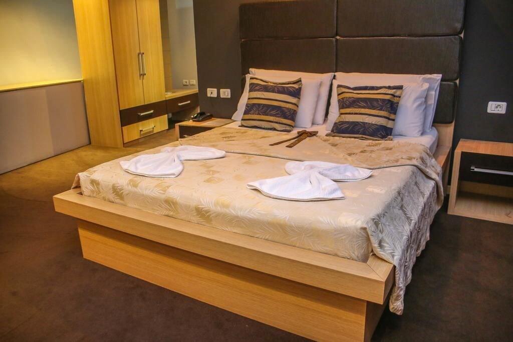 Hotel Vila Aeroport Rinas Екстериор снимка
