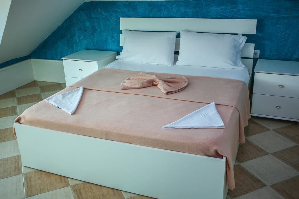 Hotel Vila Aeroport Rinas Екстериор снимка