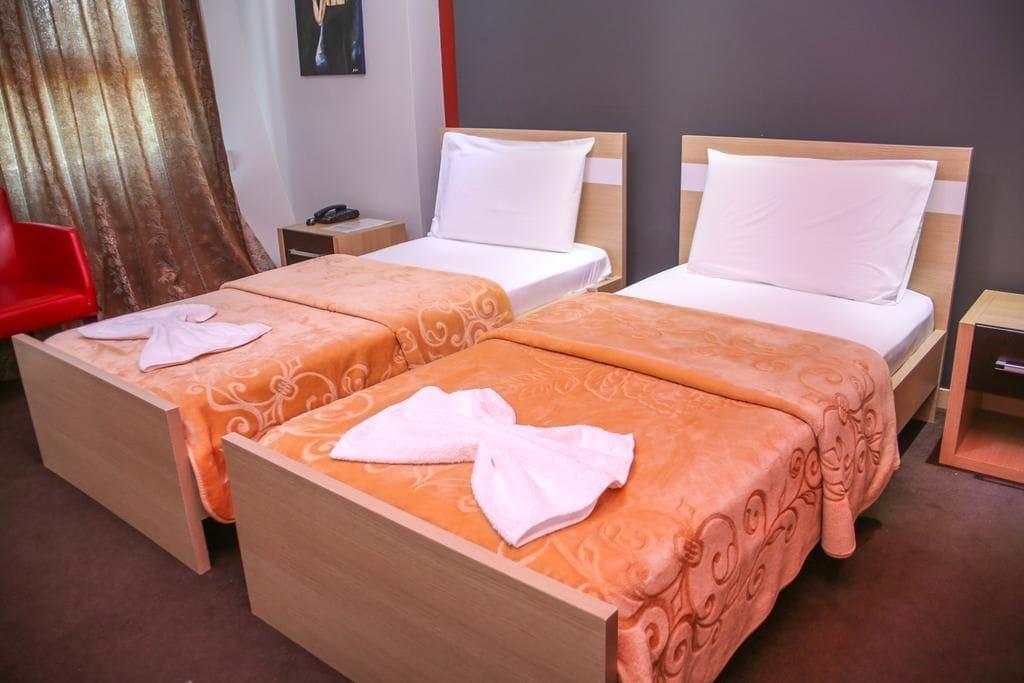 Hotel Vila Aeroport Rinas Екстериор снимка