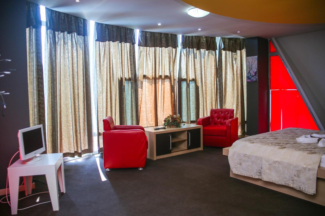 Hotel Vila Aeroport Rinas Екстериор снимка