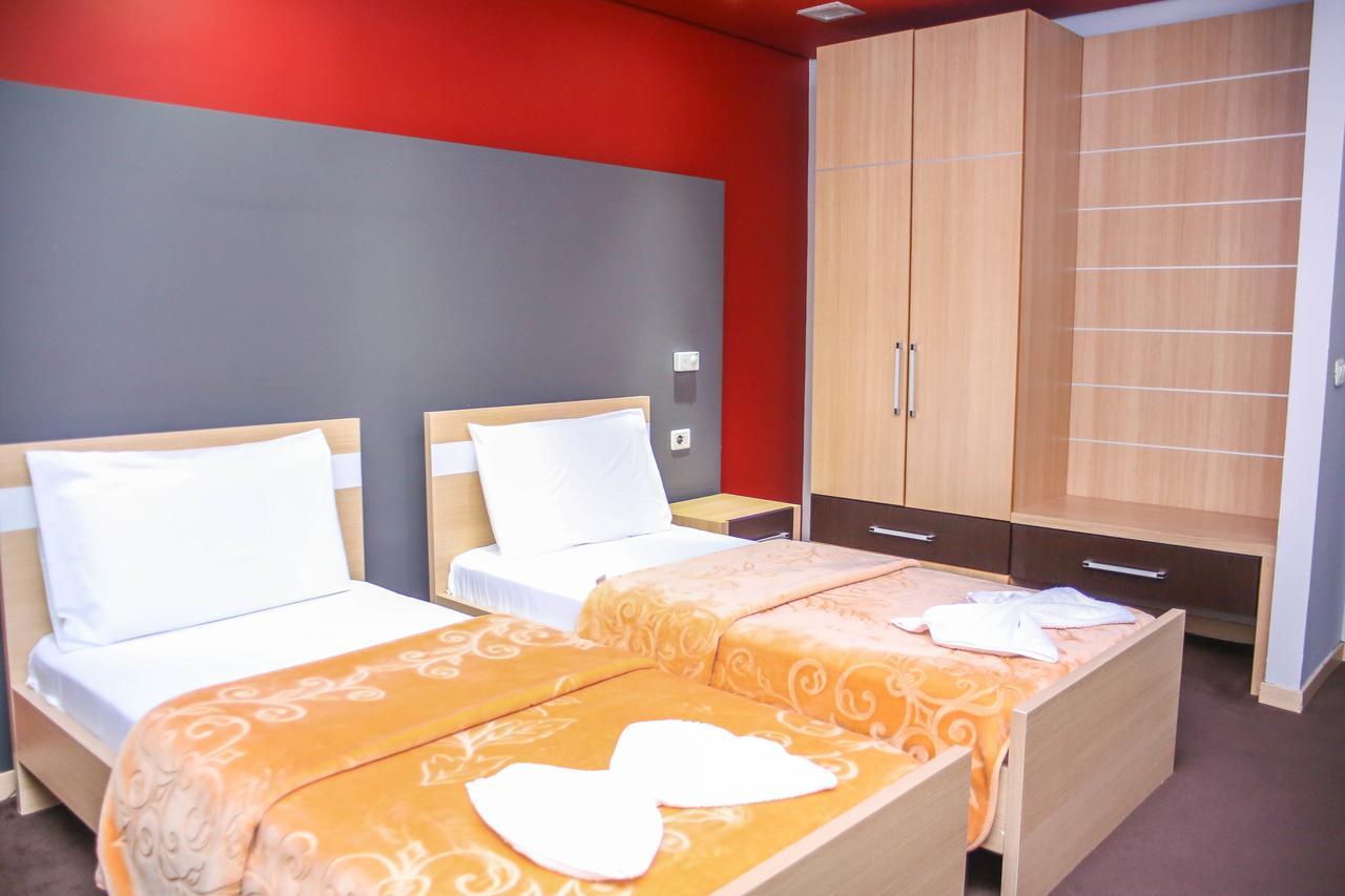 Hotel Vila Aeroport Rinas Екстериор снимка