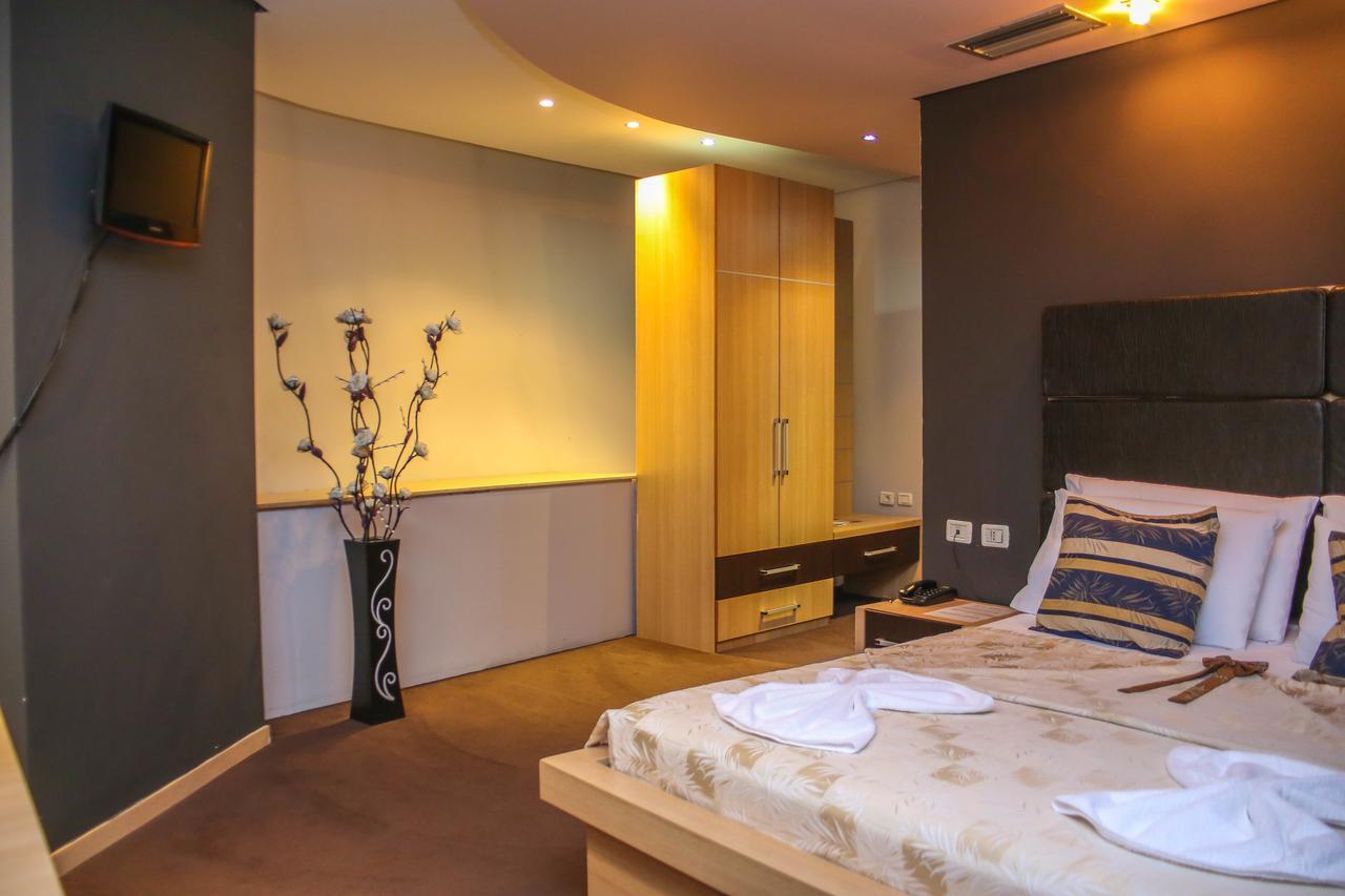 Hotel Vila Aeroport Rinas Екстериор снимка