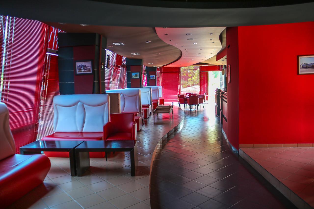 Hotel Vila Aeroport Rinas Екстериор снимка
