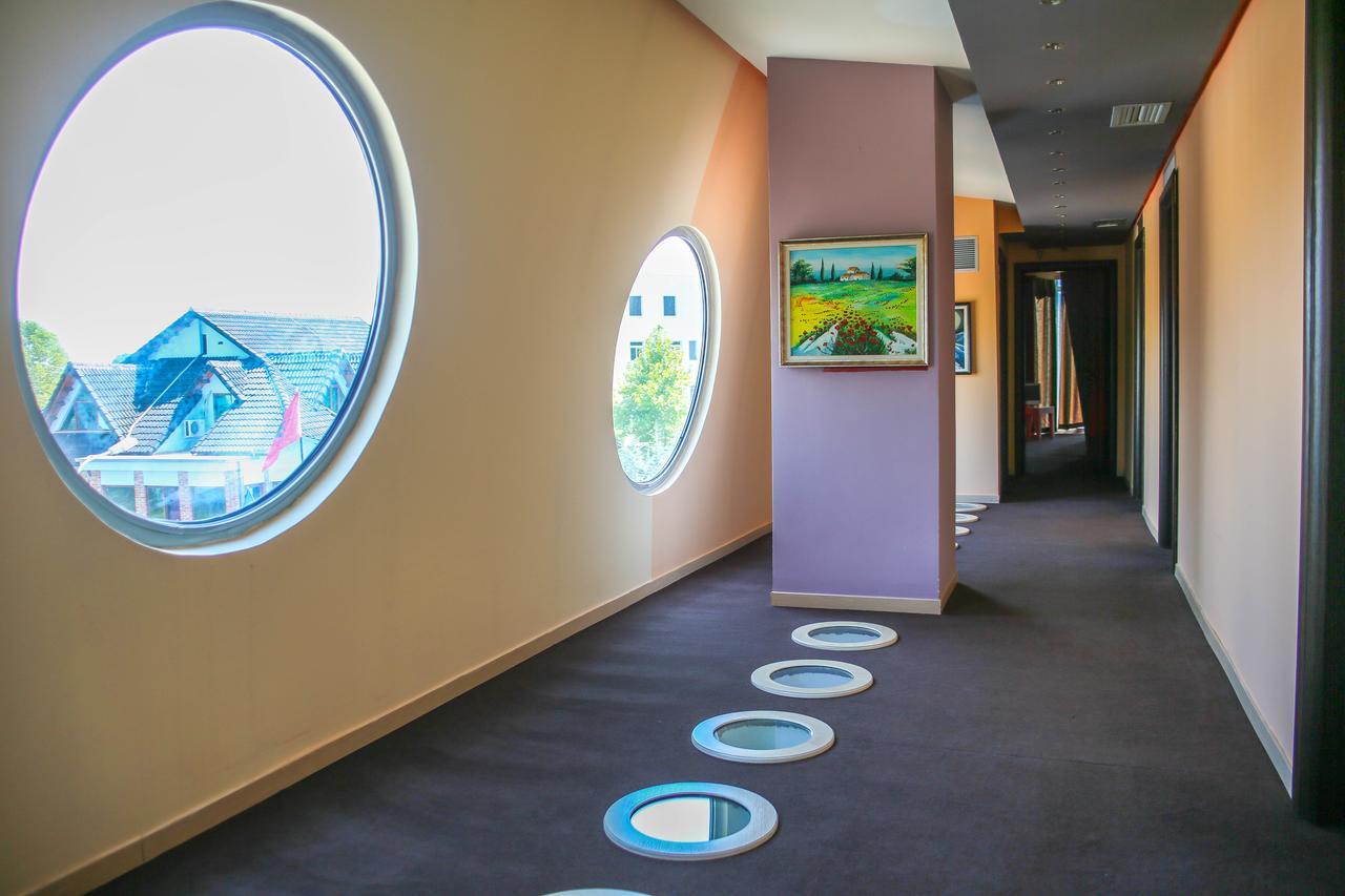 Hotel Vila Aeroport Rinas Екстериор снимка