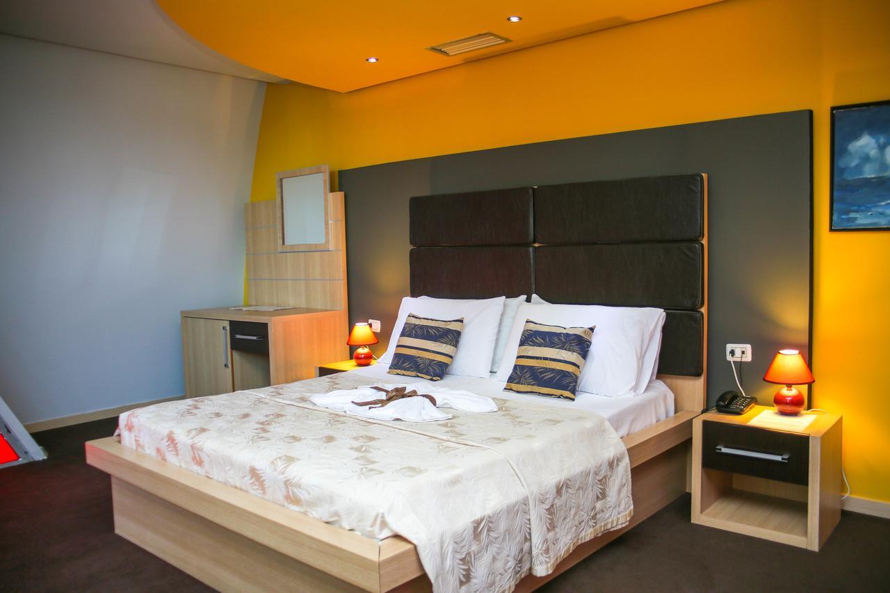 Hotel Vila Aeroport Rinas Екстериор снимка
