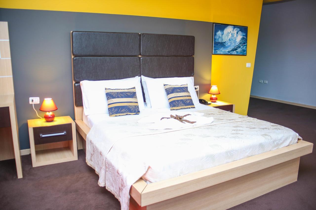 Hotel Vila Aeroport Rinas Екстериор снимка