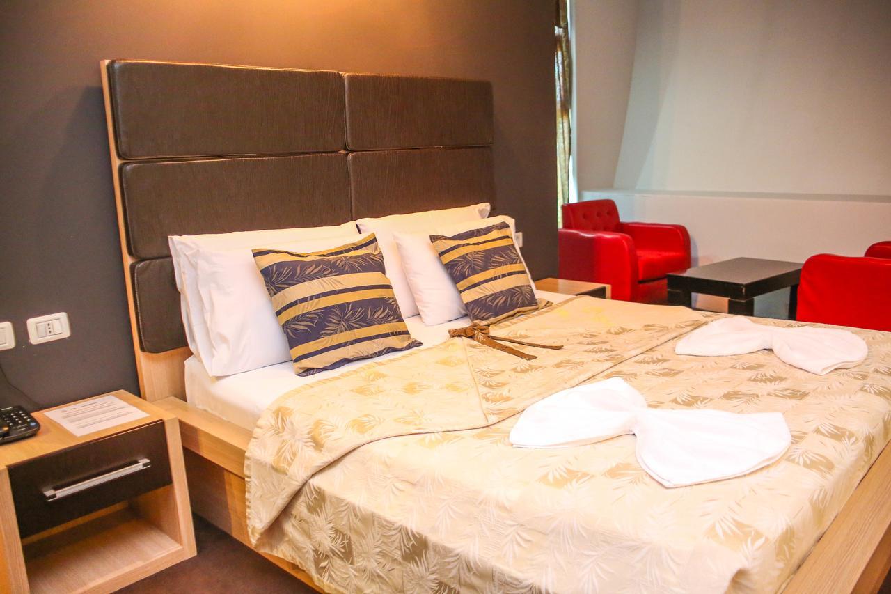 Hotel Vila Aeroport Rinas Екстериор снимка