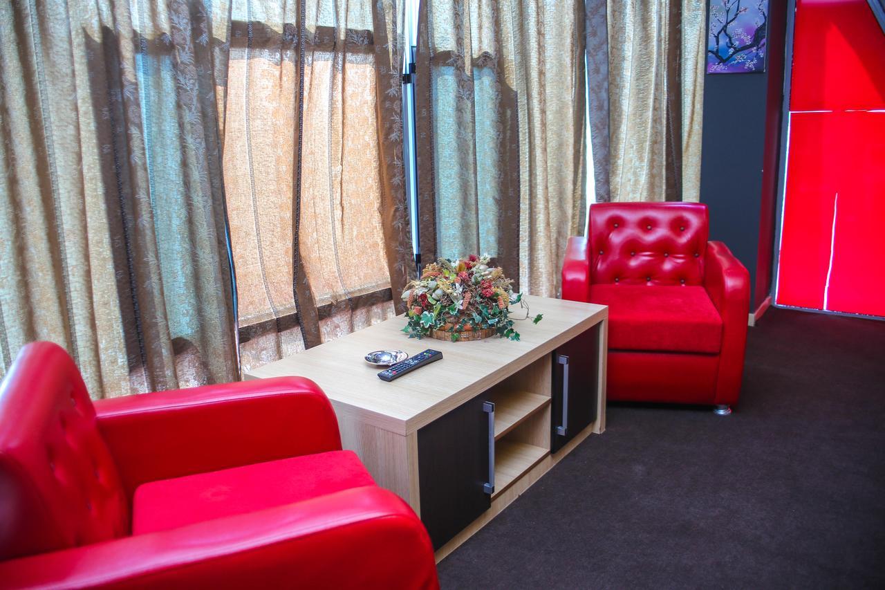 Hotel Vila Aeroport Rinas Екстериор снимка