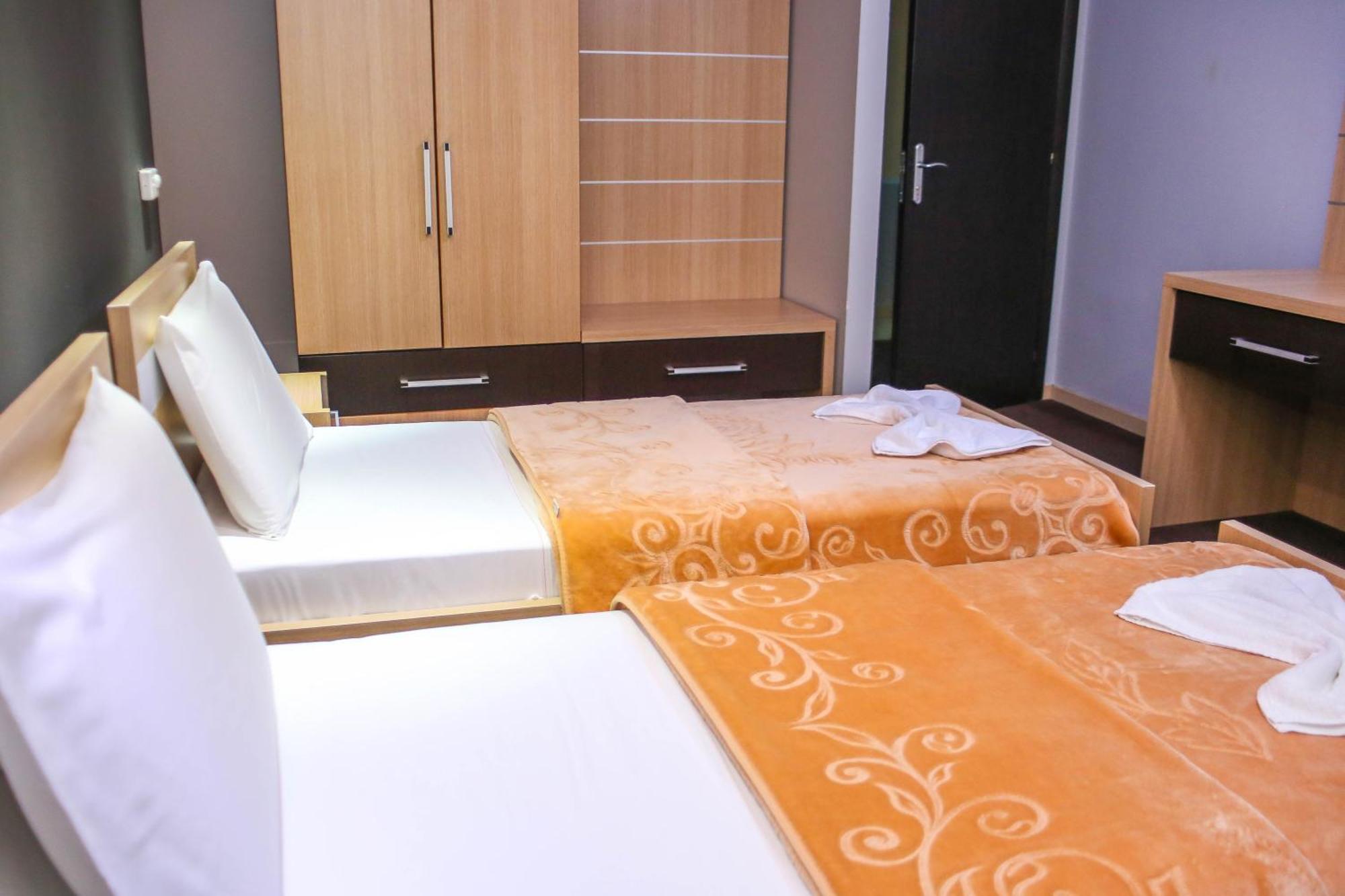 Hotel Vila Aeroport Rinas Екстериор снимка