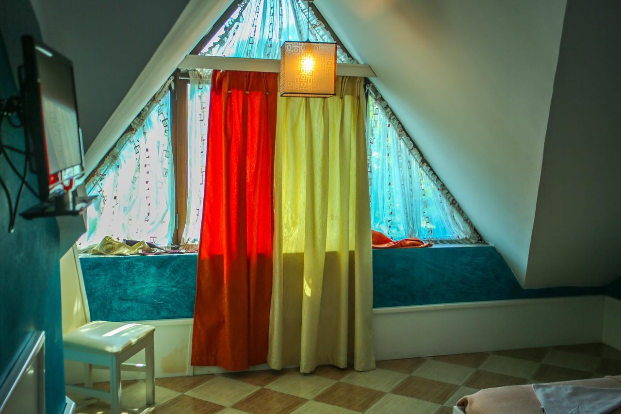Hotel Vila Aeroport Rinas Екстериор снимка