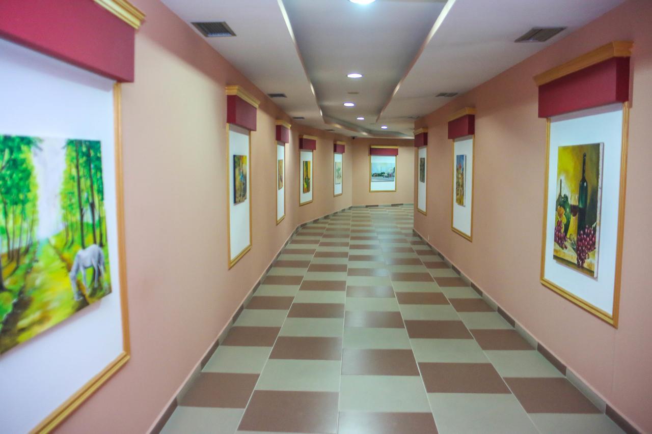 Hotel Vila Aeroport Rinas Екстериор снимка