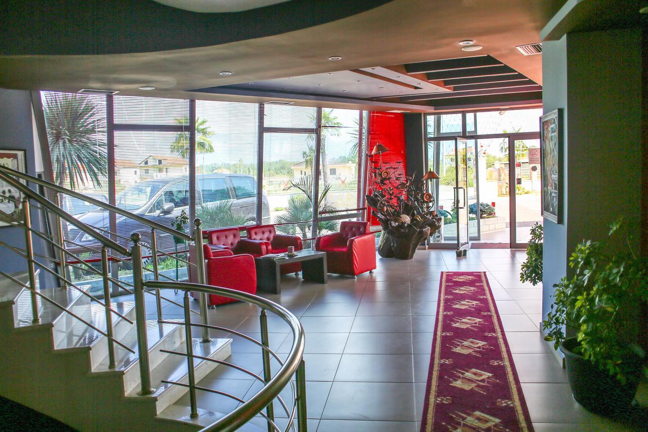 Hotel Vila Aeroport Rinas Екстериор снимка