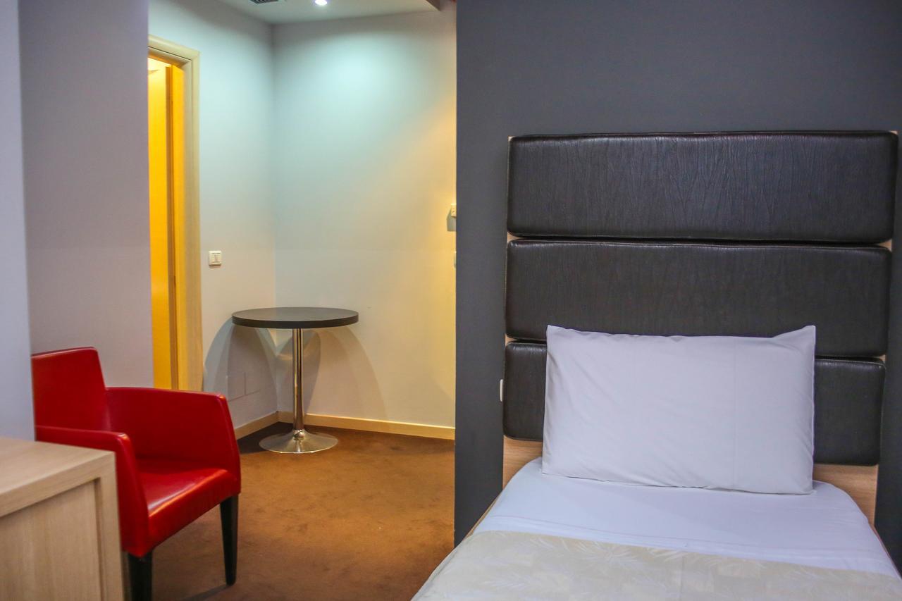Hotel Vila Aeroport Rinas Екстериор снимка