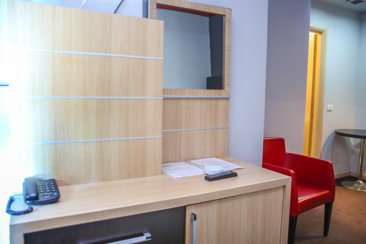 Hotel Vila Aeroport Rinas Екстериор снимка