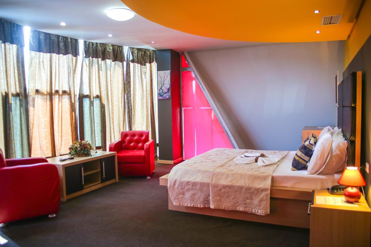Hotel Vila Aeroport Rinas Екстериор снимка