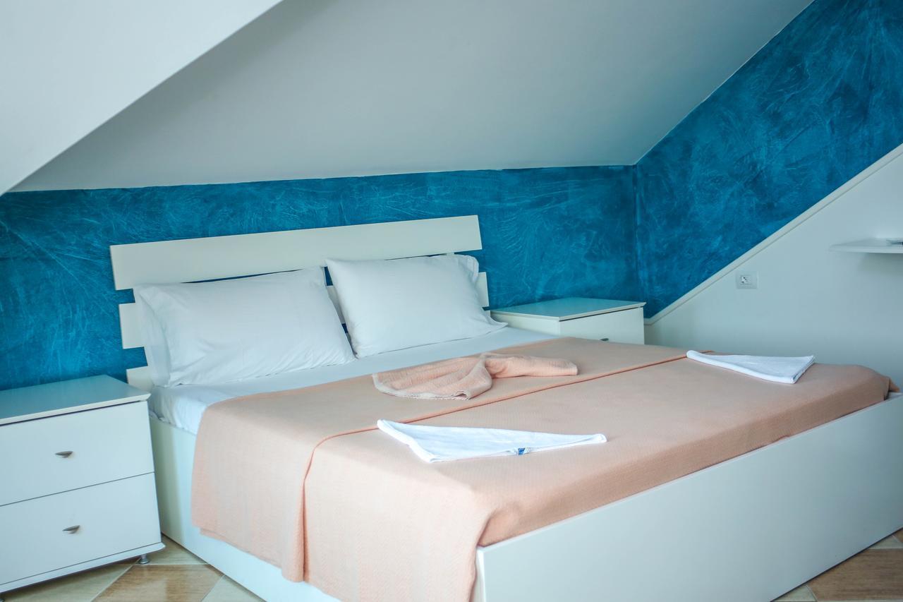 Hotel Vila Aeroport Rinas Екстериор снимка