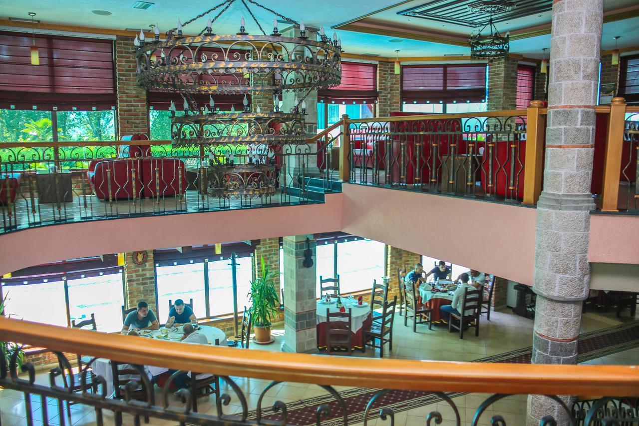Hotel Vila Aeroport Rinas Екстериор снимка