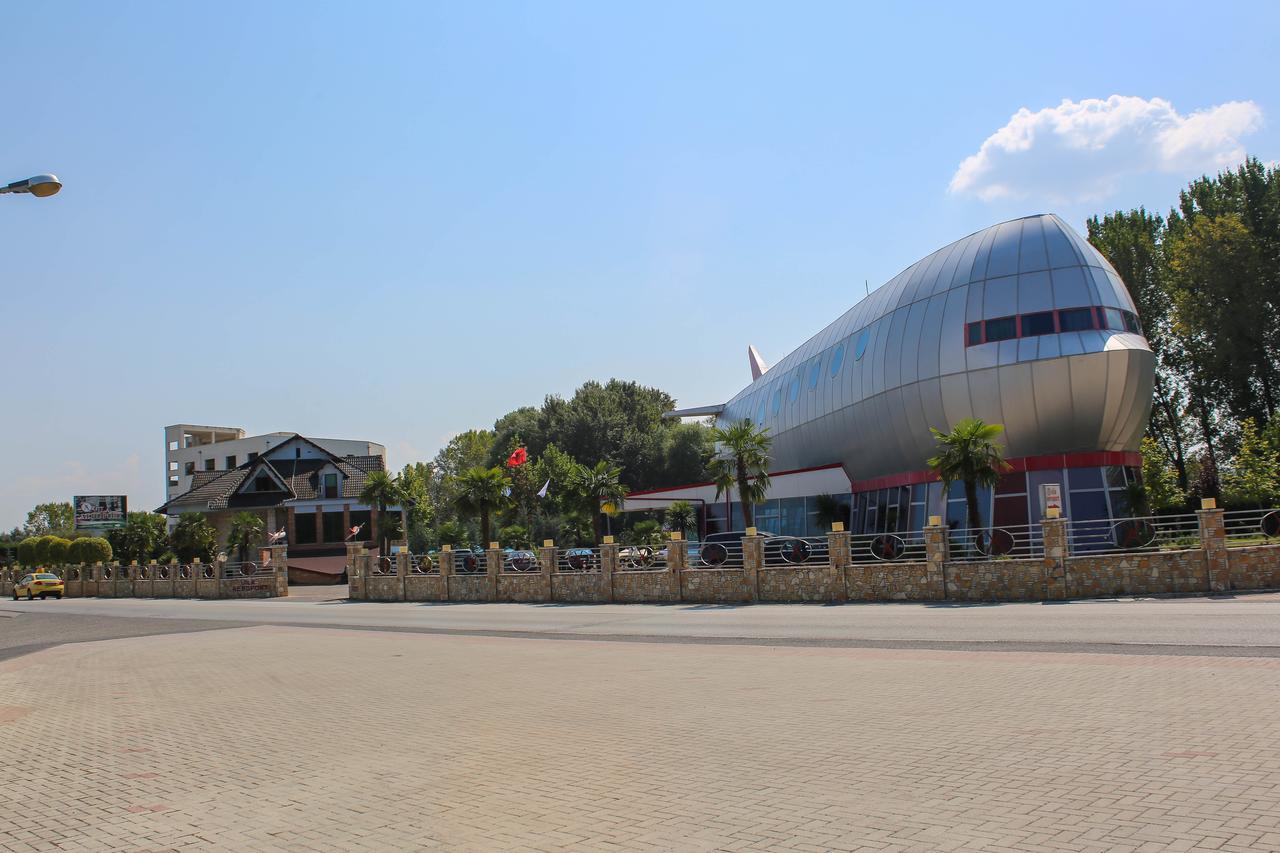 Hotel Vila Aeroport Rinas Екстериор снимка