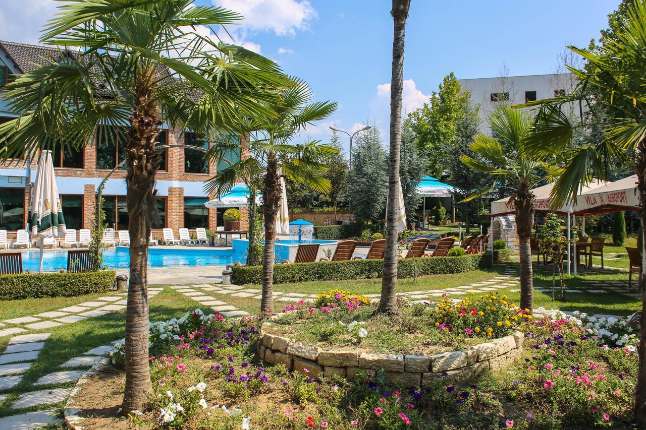 Hotel Vila Aeroport Rinas Екстериор снимка