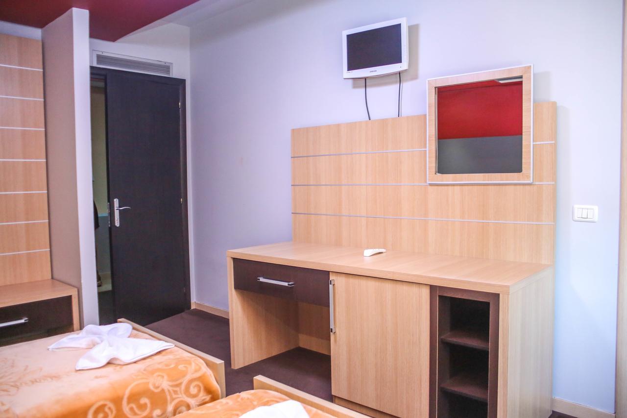 Hotel Vila Aeroport Rinas Екстериор снимка