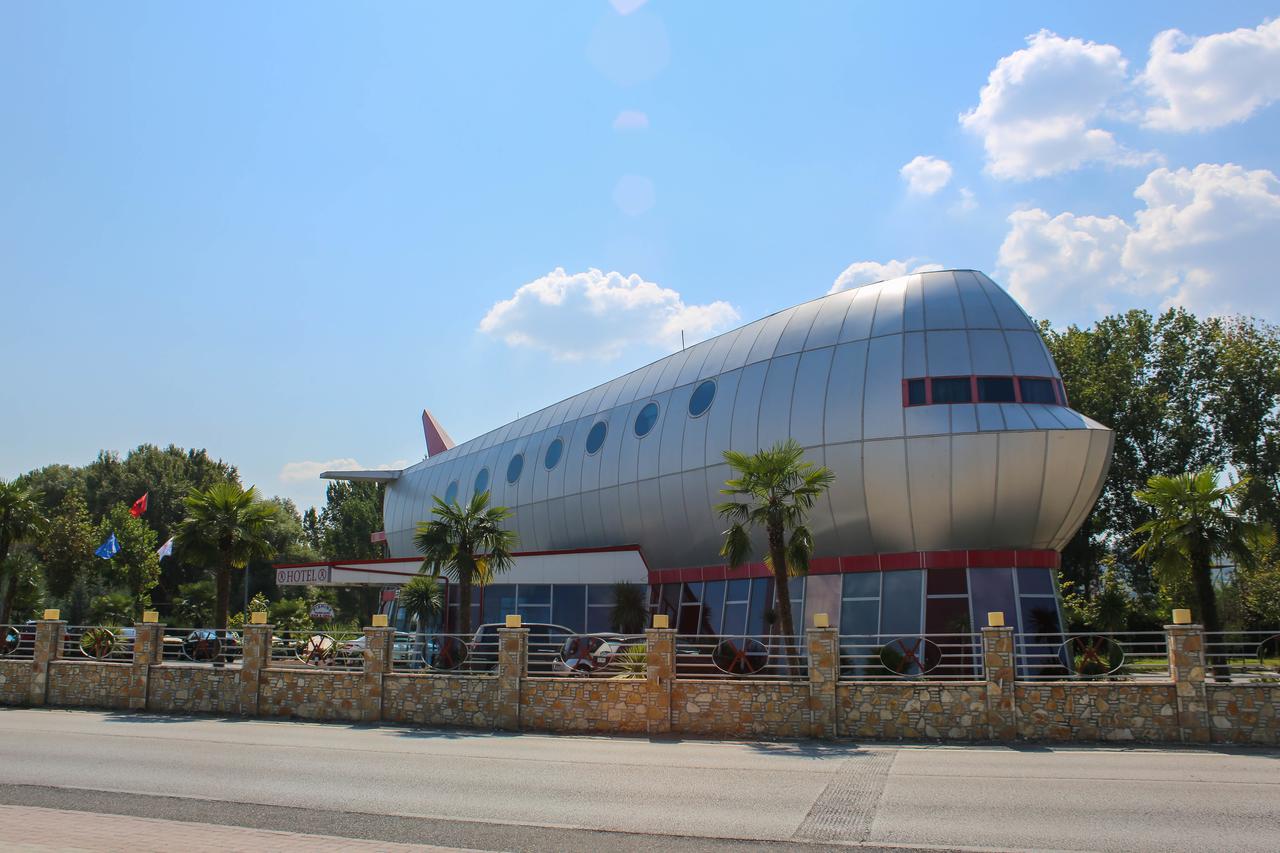 Hotel Vila Aeroport Rinas Екстериор снимка