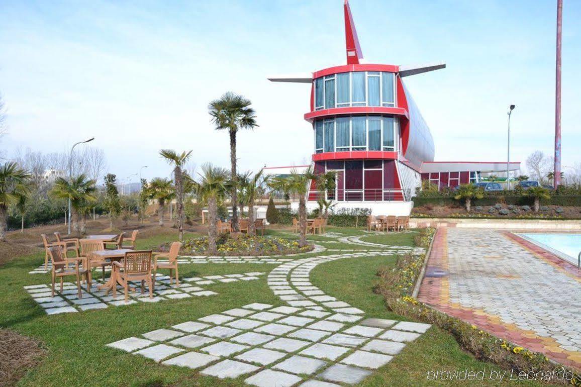 Hotel Vila Aeroport Rinas Екстериор снимка