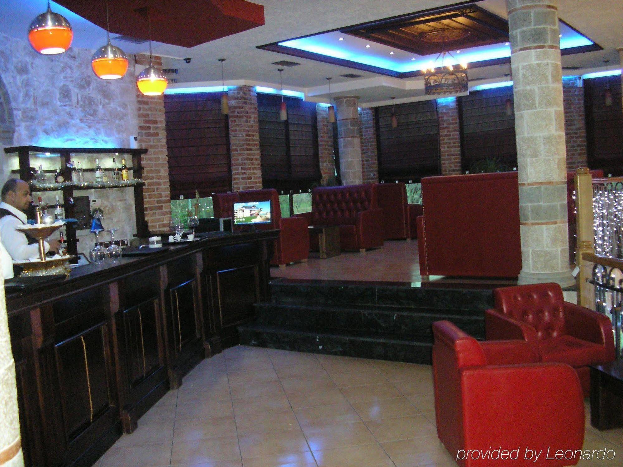 Hotel Vila Aeroport Rinas Екстериор снимка