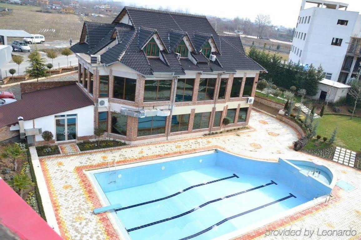 Hotel Vila Aeroport Rinas Екстериор снимка